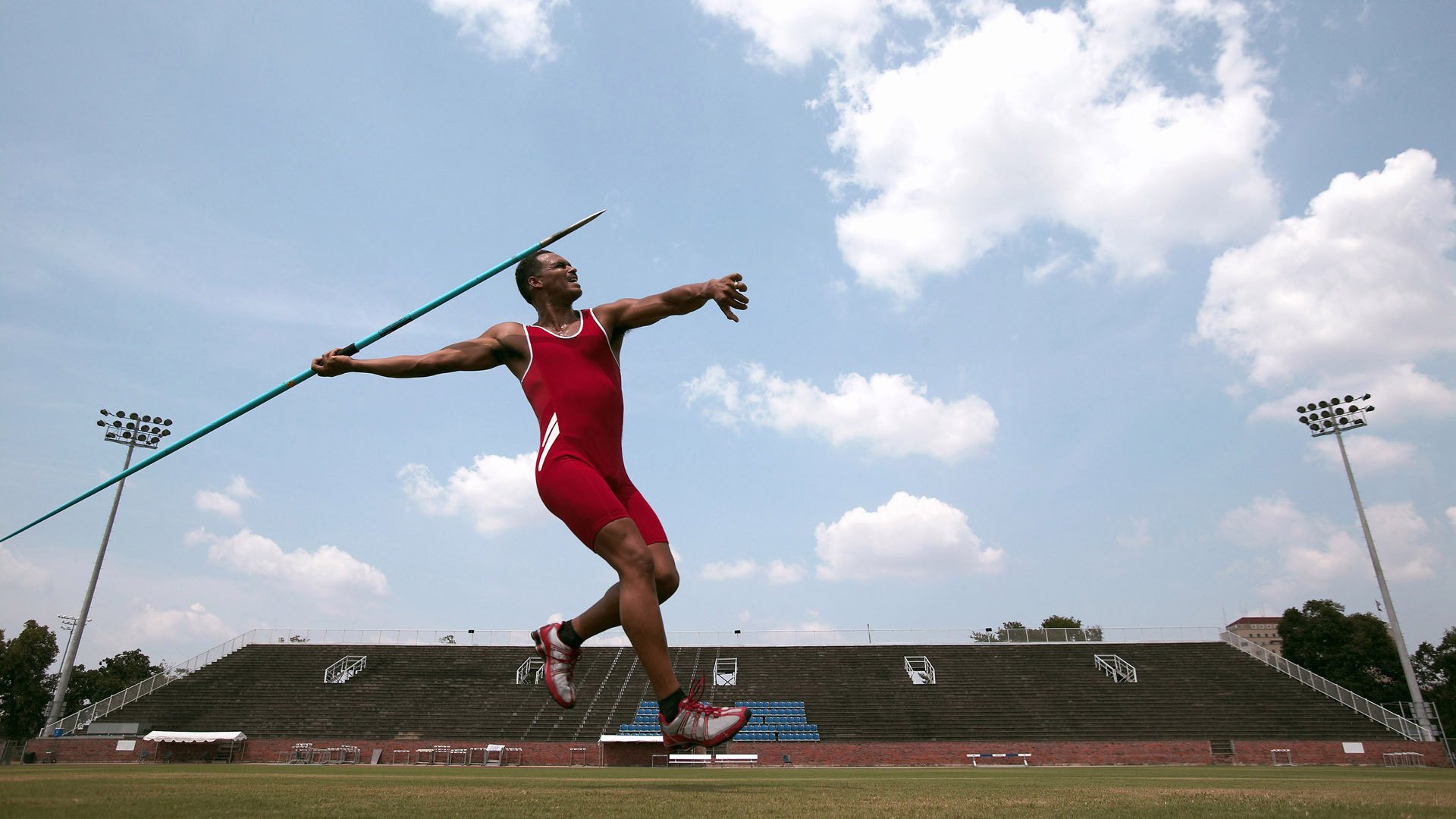 女子国家队门将组强化高空球处理训练提升扑救质量,门将高空球判断落点