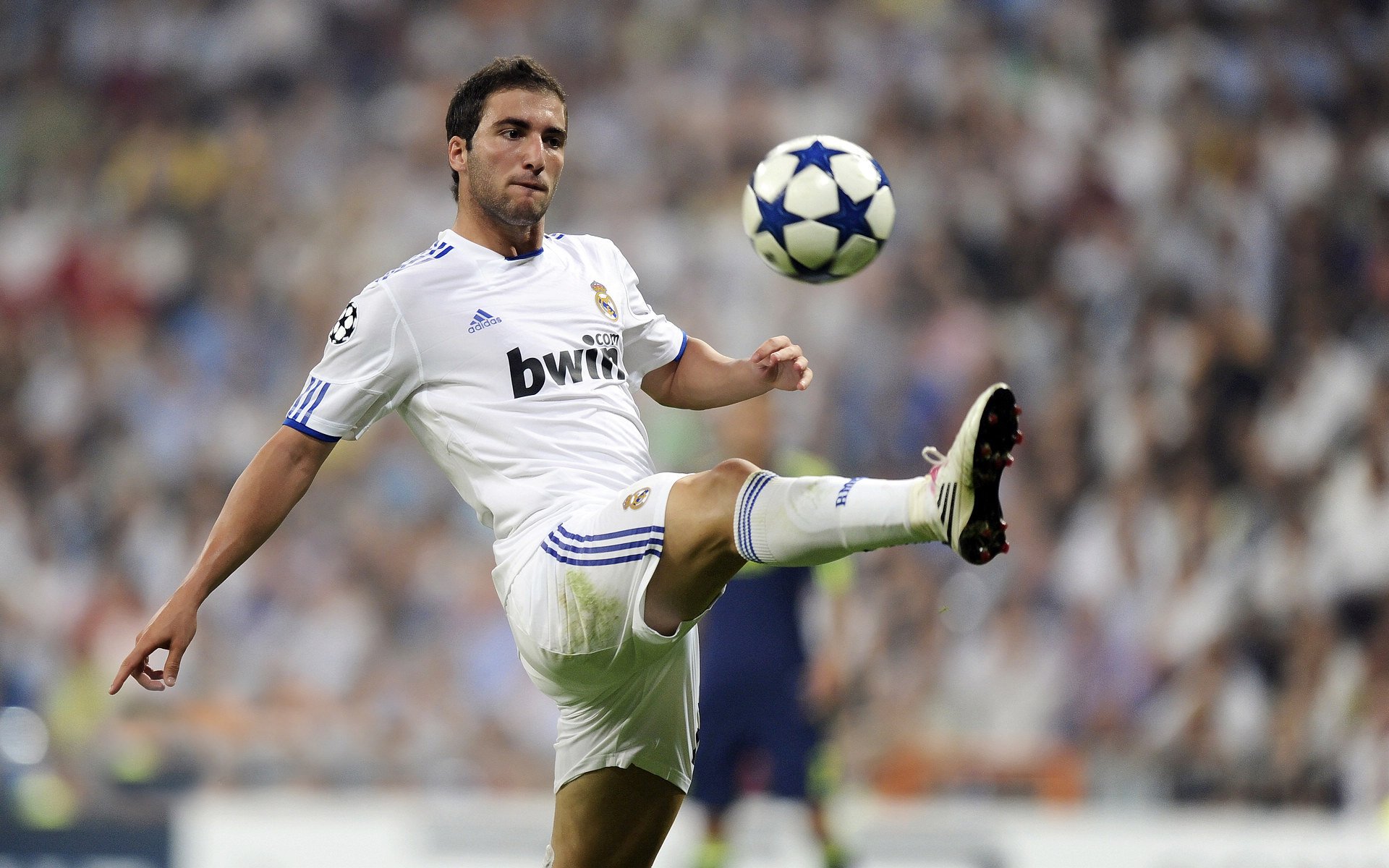 九游电竞-_高速飞越：特技滑板表演震撼现场_，飞行滑板视频